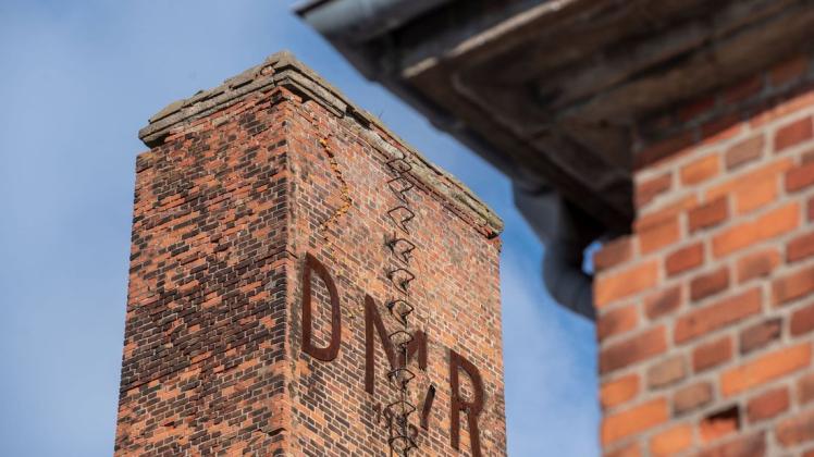 Die Metallbuchstaben DMR und auch die Jahreszahl 1952 sollten trotz Abriss des Schornsteins in der Südstadt erhalten bleiben, fielen dann jedoch der Abrissbirne zum Opfer.