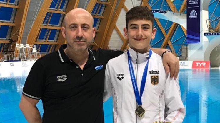 Schnappschuss nach dem Europameister-Titel: Carlos Alexandru Taranu vom Wasserspringerclub Rostock 2019 in Kasan mit seinem Trainer Michail Sachiasvili