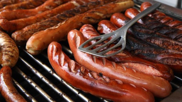 Dieses Wochenende verspricht perfektes Grillwetter. Bei den Würstchen sollten sie vorsichtig sein. Symbolfoto