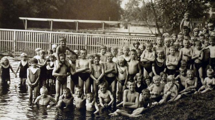 So wurde vor 100 Jahren die "englische Krankheit" und die Tuberkulose bekämpft: eine Schar Kinder beim therapeutischen Sonnenbad in den Graftanlagen.