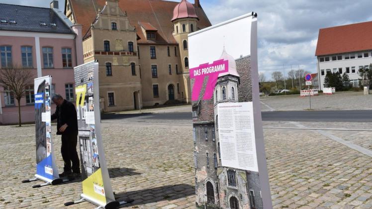 Das unsanierte Schloss auf dem Plakat und das sanierte Schloß im Original. Diese Ausstellung gibt Auskunft über die Stadtsanierung in den zurückliegenden fast drei Jahrzehnten.
