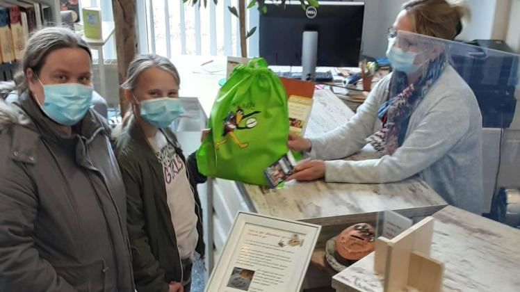 Samira-Zoe Kamrath (10) und ihre Mutter gehörten zu den ersten Teilnehmern, die sich ihren Rucksack bei Jenni Schafranski (r.), Mitarbeiterin der Stadtbibliothek Gadebusch, abgeholt hatten.