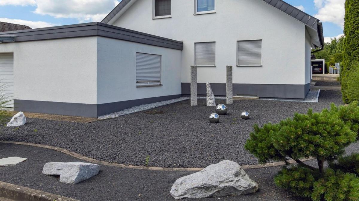 schottergarten-vor-einem-einfamilienhaus.jpg