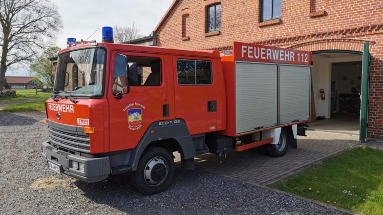 Das neue Feuerwehrfahrzeug der Freiwilligen Feuerwehr Plauerhagen ist zu groß für die Halle. Lediglich das kleinere Fahrzeug, das zum Schlauchfahrzeug umgebaut werden soll, findet hier Platz.