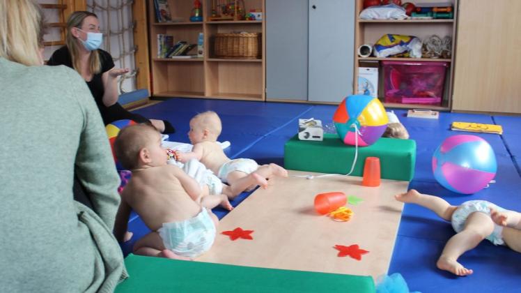 Heike Zohm (li.) bietet auch aktuell einen PEKiP-Bewegungskurs für Babys und Kleinkinder im Mehrgenerationenhaus in Wittenberge an.