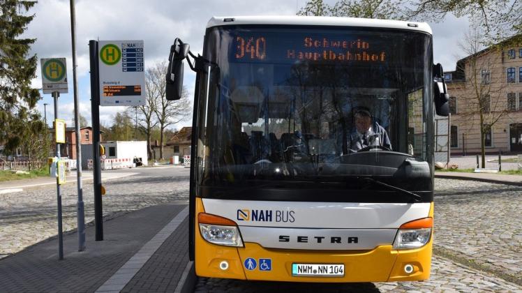 Ein Bus steht an einer Haltestelle am Busbahnhof in Grevesmühlen. Dort wurden schon die neuen Anzeigetafeln installiert.