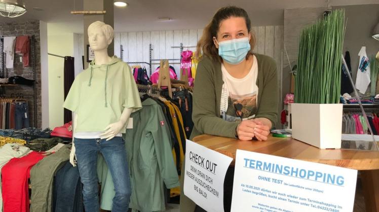 Wer hier einkaufen will, braucht keinen Test mehr: Annika Wardenburg von der Jeansscheune freut sich über die steigende Kundenzahl.