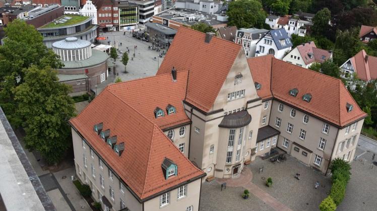Die Stadt Delmenhorst - im Bild das Rathaus - sucht neue Pflegeeltern. (Symbolbild)
