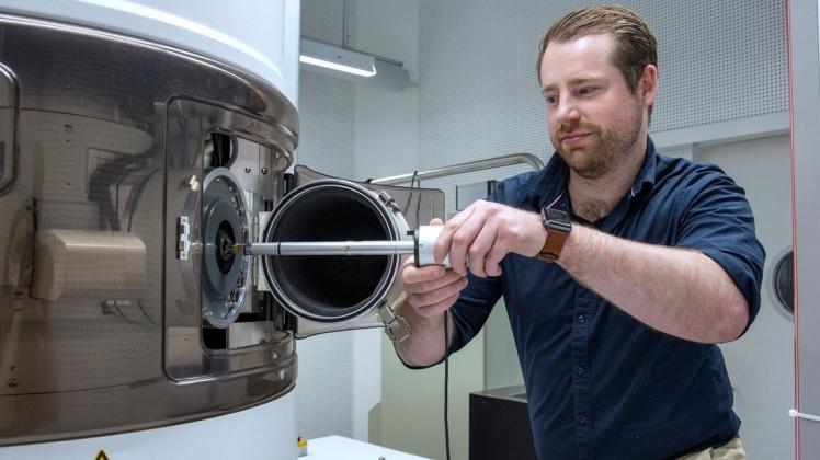 Möchte Interessierten aus allen Fachbereichen Zugang zu modernsten Mikroskopiemethoden ermöglichen: Kevin Oldenburg beim Einschleusen einer Probe in das Hochvakuum des Elektronenmikroskops. Möchte Interessierten aus allen Fachbereichen Zugang zu modernsten Mikroskopiemethoden ermöglichen: Kevin Oldenburg beim Einschleusen einer Probe in das Hochvakuum des Elektronenmikroskops.