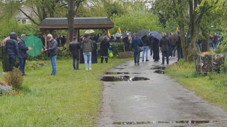 Deutlich zu viele Trauergäste haben am Dienstagvormittag an einer Beerdigung in Delmenhorst teilgenommen.