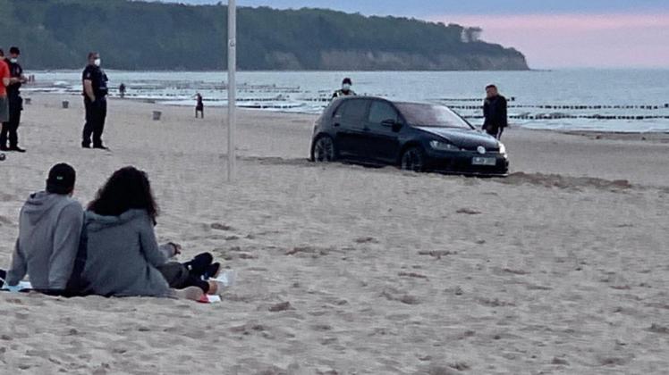 Von der  Idylle des abendlichen Sonnenuntergangs wurde durch einen Geisterfahrer am Strand abgelenkt. Ein 22-jähriger Berliner wollte am Montag bis zum Wasser vorfahren. Ganz hat es nicht geklappt. Und bald kam die Polizei dazu.