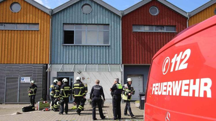 Die Rostocker Berufs- und Freiwillige Feuerwehr musste Dienstagmittag in das Seebad Warnemünde ausrücken, weil es dort in einem Bürogebäude am Alten Strom qualmte. Die Rostocker Berufs- und Freiwillige Feuerwehr musste Dienstagmittag in das Seebad Warnemünde ausrücken, weil es dort in einem Bürogebäude am Alten Strom qualmte.