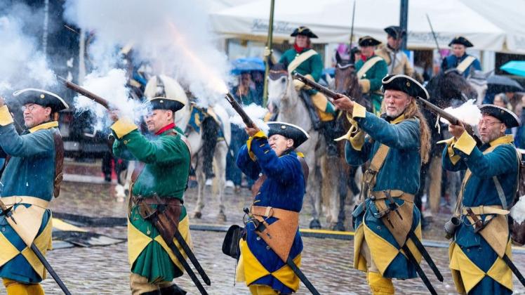 Schwedenfest in der Hansestadt Wismar im Jahr 2019: historische Schlachtnachstellung vor dem Rathaus. Die Akteure zeigen, wie die Schlacht der Karolinertruppen im Jahre 1700 ausgesehen haben könnte.