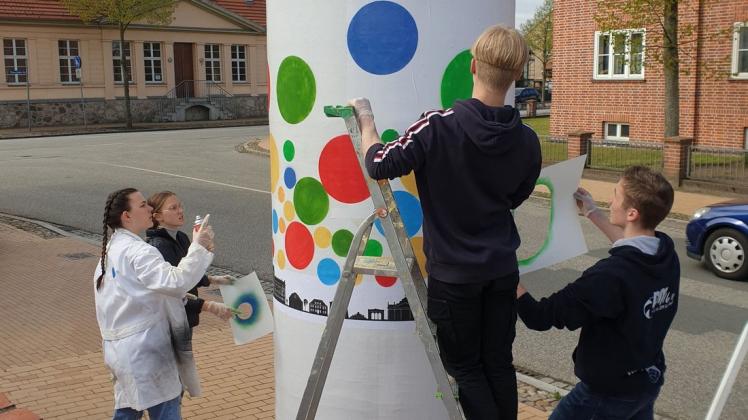 Das Street-Art-Kunstprojekt hat nicht nur den jungen Leuten Spaß gemacht, sondern auch dem Lehrer und den zahlreichen Fußgängern, die vorbeigekommen sind.