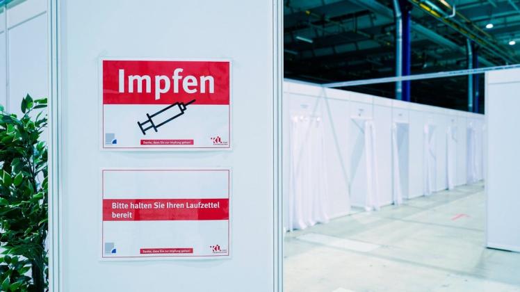 Rheinland-Pfalz, Kaiserslautern: Ein Schild mit der Aufschrift «Impfen» steht im Impfzentrum Kaiserslautern. Foto: Uwe Anspach/dpa +++ dpa-Bildfunk +++