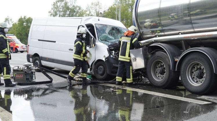 Auf der A1 bei Bramsche ist am Mittwochmittag ein Transporter in das Heck eine Sattelzugs gekracht. Der Fahrer wurde schwer verletzt.