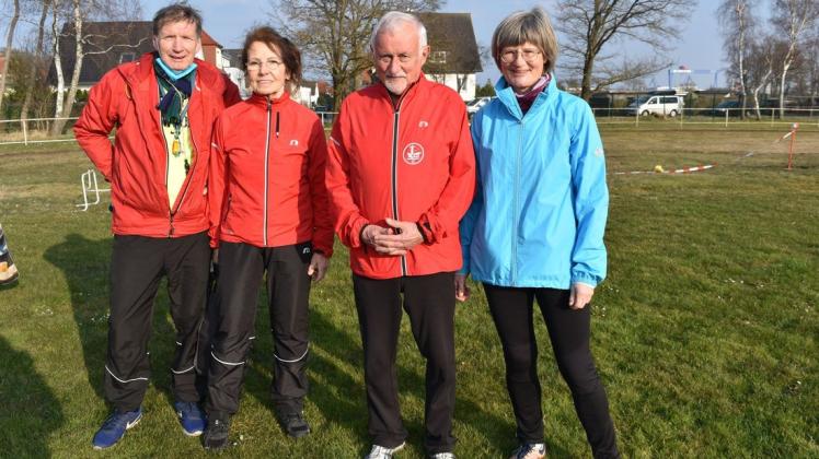 Die Trainer Gottfried Behrens (von l.), Gudrun Berkholz, Ulrich Chill und Christine Schulte-Knörzer vom SV Warenmünde 1949 wollen, dass es endlich wieder optimale Trainingsbedingungen für Kinder und Jugendliche im Leichtahtletikstadion gibt. Die Trainer Gottfried Behrens (von l.), Gudrun Berkholz, Ulrich Chill und Christine Schulte-Knörzer vom SV Warenmünde 1949 wollen, dass es endlich wieder optimale Trainingsbedingungen für Kinder und Jugendliche im Leichtahtletikstadion gibt.