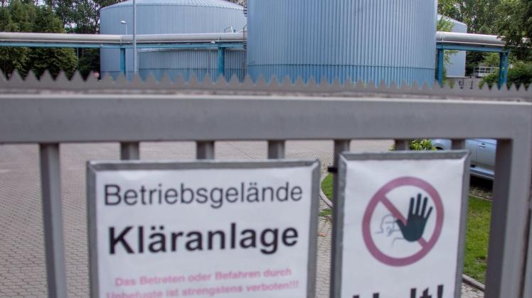 Bis 2025 soll in Rostock-Bramow eine Verwertungsanlage für Klärschlamm entstehen. Ein im Hauptausschuss der Bürgerschaft präsentiertes Gutachten soll nun die Defizite des bisherigen Konzepts belegen.