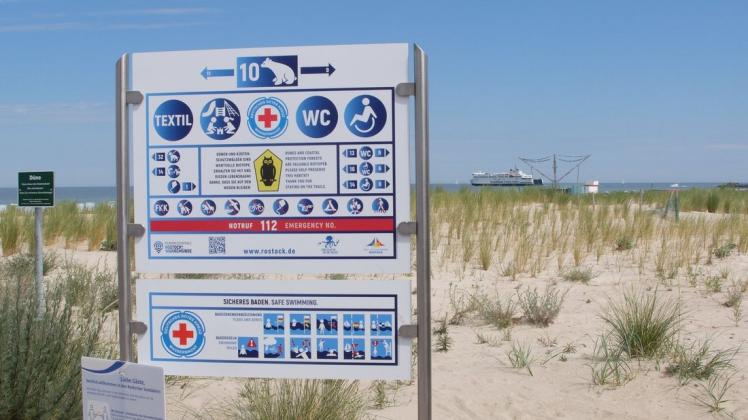 An den Strandaufgängen in Warnemünde können Besucher immer sehen, was erlaubt und was verboten ist.