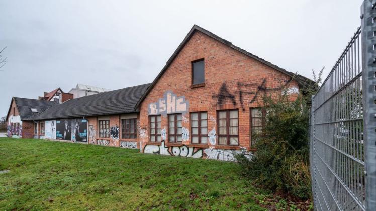 Dort, wo derzeit noch die Theaterwerkstätten am Gerberbruch in Rostock stehen, soll laut Planungen der Stadt ein neues Gebäude für die Grundschule am Alten markt entstehen. Dort, wo derzeit noch die Theaterwerkstätten am Gerberbruch in Rostock stehen, soll laut Planungen der Stadt ein neues Gebäude für die Grundschule am Alten markt entstehen.
