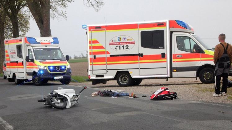 Zweiradfahrer leben gefährlich im Landkreis: Schwerer Unfall auf der Kreisstraße 117 zwischen Lübz und Greven vor wenigen Tagen, an dem zwei Zweiradfahrer beteiligt waren.