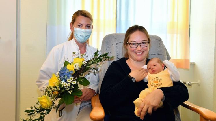Blumen für die nun stolze Zweifachmutter Christiane Quick (r.) gab es von Oberärztin Dr. Kerstin Hagen.