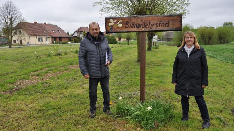 Bürgermeister Rainer Mohsakowski und Imkerin Petra Büttner sind stolz auf das, was die Gemeinde Benitz zum Schutz der Bienen bereits erreicht hat.