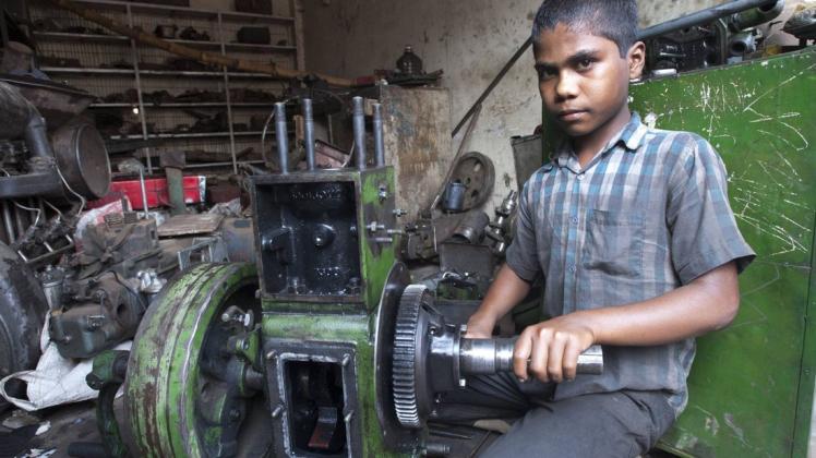Kinderarbeit in Dakha, Bangladesch. Ein Lieferkettengesetz soll künftig dafür sorgen, dass deutsche Unternehmen stärker auf die Einhaltung von Menschenrechten bei ihren Zulieferern achten.