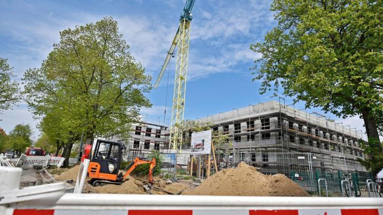 Der Rohbau für die Mensa (r.) des Studierendenwerks in der Ulmenstraße, welche im Juni 2022 öffnen soll, ist bereits fast abgeschlossen.