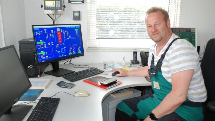 Peter Maroschek, Betriebsleiter der Bioenergie Karstädt GmbH, kann auf dem Bildschirm alle Messdaten einsehen.
