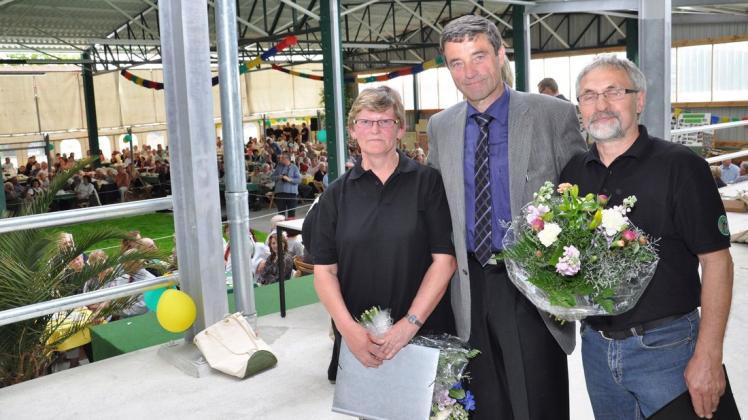 Vor zehn Jahren gab es Blumen vom Chef Klaus Griepentrog für Hannelore Prechtl (l.) und Jürgen Krischik (r.), die von Anfang an in der Milchviehanlage tätig waren. Heute genießen alle drei den Ruhestand.