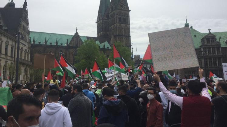 Mit Sprechchören und Palästina-Flaggen demonstrierten rund 1500 Menschen in Bremen auf dem Domshof gegen die Politik der israelischen Regierung.