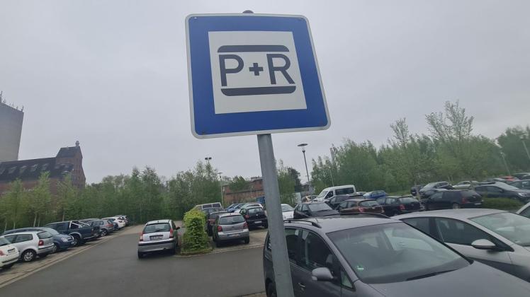Der "Park-and-Ride"-Parkplatz am Bahnhof soll auch nach Wunsch des Finanzausschusses kostenpflichtig werden.
