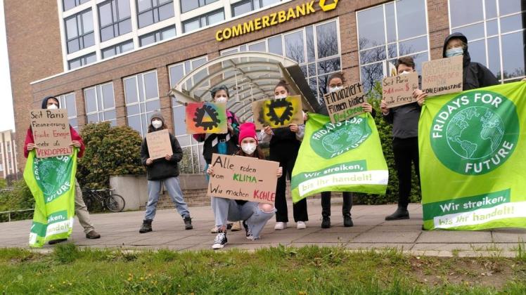 Demo vor der Commerzbank: Teilnehmer der Fridays for Future-Aktion protestieren gegen die Unterstützung von Gas- und Kohleproduktion. Demo vor der Commerzbank: Teilnehmer der Fridays for Future-Aktion protestieren gegen die Unterstützung von Gas- und Kohleproduktion.