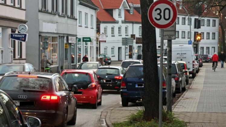 In der Mühlenstraße wurde nach langem Ringen Tempo 30 angeordnet, obwohl sie Bundesstraßen-Abschnitt ist. Hier begründet der Lärmschutz die Ausnahme. Geht es nach der SPD, dann soll dieses Limit die Regel werden.