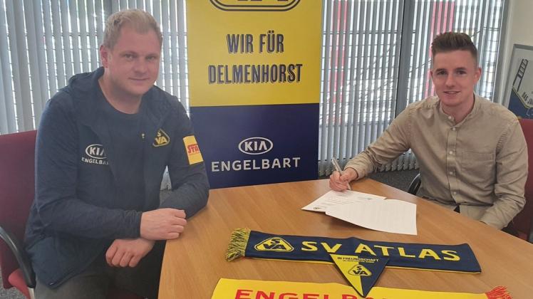 Hat einen Zweijahresvertrag beim SV Atlas unterschrieben: Tobias Steffen (rechts). Darüber freute sich Bastian Fuhrken, Leiter Leistungssport des Fußball-Regionalligisten.