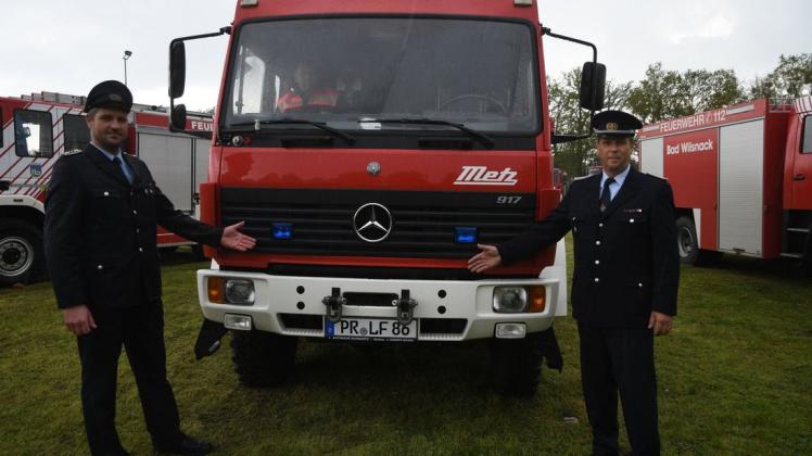 Wehrführer Hubert Buddy (r.) und sein Stellvertreter Stephan Frank freuen sich über das neue Löschfahrzeug.
