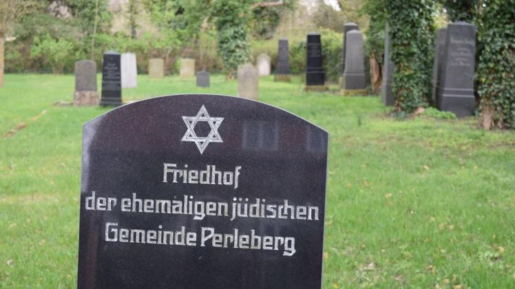 Am nördlichen Stadtrand in der Sophienstraße liegt der alte jüdische Friedhof in Perleberg.