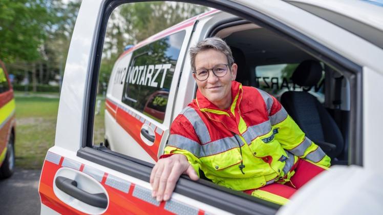 Neue Rettungsfahrzeuge übergeben: Dr. Claudia Scheltz, Ärztliche Leiterin des Rettungsdienstes der Hansestadt, ist als Notärztin regelmäßig im Notarzteinsatzfahrzeug unterwegs. Neue Rettungsfahrzeuge übergeben: Dr. Claudia Scheltz, Ärztliche Leiterin des Rettungsdienstes der Hansestadt, ist als Notärztin regelmäßig im Notarzteinsatzfahrzeug unterwegs.