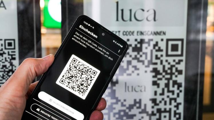 Per Luca-App kann man mit dem Handy in Geschäften und Gastrobetrieben ein- und auschecken. Dies vereinfacht die Rückverfolgung von Corona-Infektionsketten. (Symbolfoto)