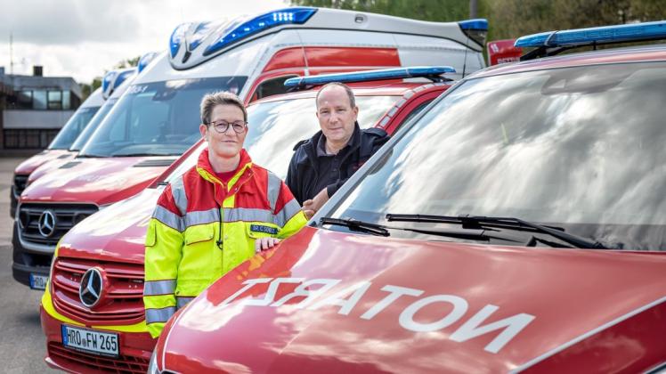 Neue Rettungsfahrzeuge übergeben: die Einsatzkräfte von Feuerwehr, DRK und Johannitern können jetzt in moderneren Fahrzeugen ihrer Arbeit nachgehen, wie Claudia Scheltz und Detlef Drabe.