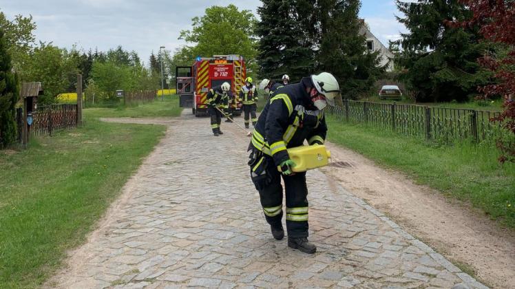 Mit Bindemittel konnten die Feuerwehrleute der Ölspur in Groß Timkenberg schnell Herr werden.