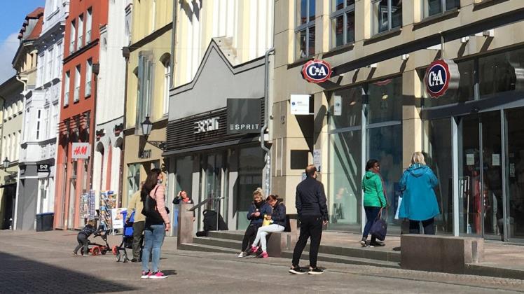 Nicht alle Geschäfte des Einzelhandels in Nordwestmecklenburg schafften es, am Mittwoch wieder zu öffnen. Enttäuscht mussten potenzielle Kunden wie hier in Wismar wieder von dannen ziehen.