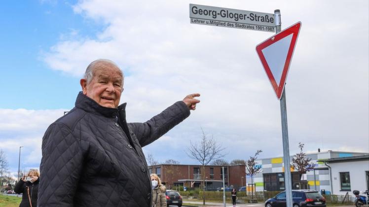 Feierlicher Akt mit politischen Nachwehen: Horst Gloger, Sohn von Georg Gloger, enthüllte die neue Hauptstraße im Neubaugebiet an der Langenwischstraße in Delmenhorst-Stickgras.