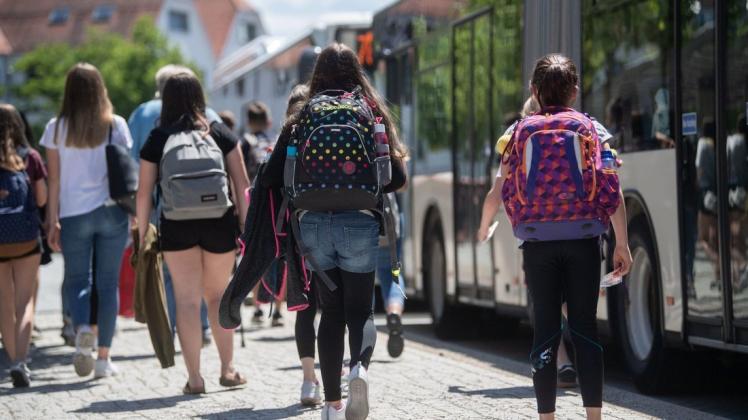 In Nordwestmecklenburg nutzen rund 7000 Kinder und Jugendliche Busse, um zur Schule zu kommen.