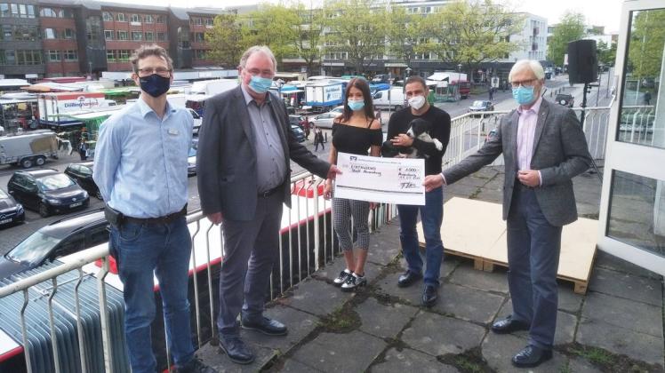 Spendenübergabe auf der Balkonbühne mit Büchereileiter Thomas Patzner (v.l.), Makler Friedhelm Kiesler, den Musikern Lisa Tilicke und Volkan Baydar sowie Bürgermeister Michael Sarach.


Spendenübergabe auf der Balkonbühne mit Büchereileiter Thomas Patzner (v.l.), Makler Friedhelm Kiesler, den Musikern Lisa Tilicke und Volkan Baydar sowie Bürgermeister Michael Sarach.