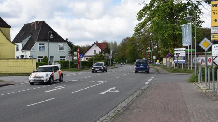 In der Ludwigsluster Straße treffen Verkehrsteilnehmer aus sechs Richtungen aufeinander. Diese Situation muss laut Verkehrsentwicklungskonzept dringend entschärft werden.