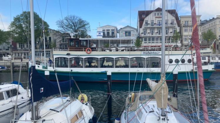 Um einmal die Motoren durchzustarten, ist das Nostalgieschiff „Selene“ am Mittwoch einmal durch den Alten Strom gefahren. Schiffsführer Martin Pust musste aufgrund der Corona-Beschränkungen ohne Gäste fahren. Um einmal die Motoren durchzustarten, ist das Nostalgieschiff „Selene“ am Mittwoch einmal durch den Alten Strom gefahren. Schiffsführer Martin Pust musste aufgrund der Corona-Beschränkungen ohne Gäste fahren.
