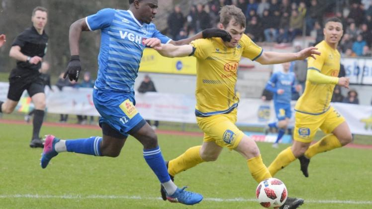 Wird von der Saison 2021/22 an für den SV Tur Abdin Delmenhorst in der Bezirksliga auflaufen: Marco Prießner (am Ball). Er war zuvor für den Regionalliga-Aufsteiger SV Atlas Delmenhorst aktiv.