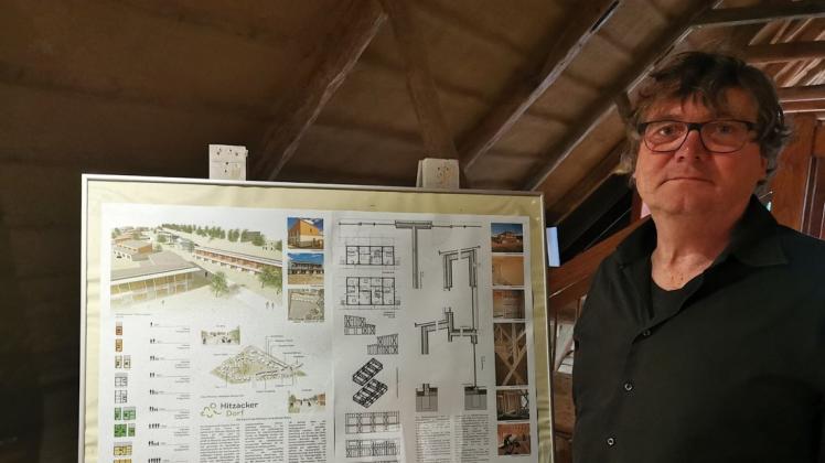 Der Hamburger Architekt Frank Gutzeit in der Ausstellung im Lehmmuseum Gnevsdorf. An der Planzeichnung kann man deutlich die traditionelle Bauweise der Häuser erkennen.